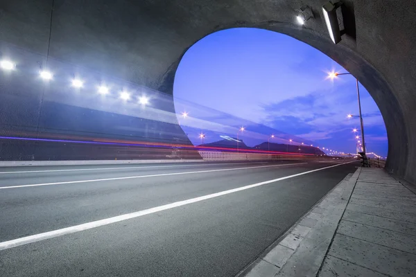 Camião de movimento atravessa o túnel — Fotografia de Stock