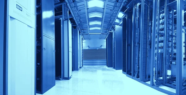 Sala server di comunicazione e rete internet — Foto Stock