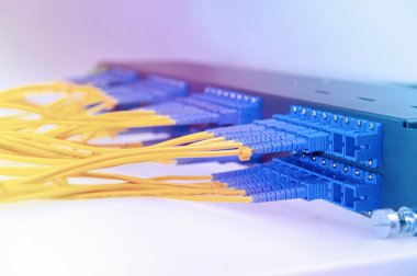 Fiber optik ağ kabloları yama paneli ve geçiş