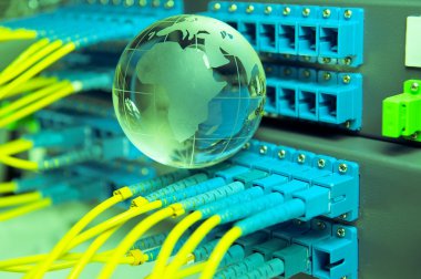 Fiber optik ağ kabloları yama paneli ve geçiş