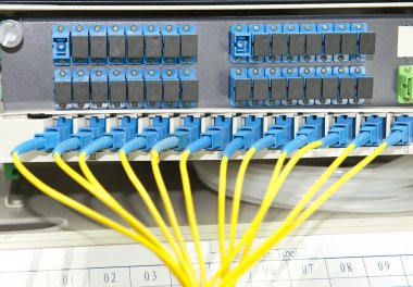 Fiber optik ağ kabloları yama paneli ve geçiş