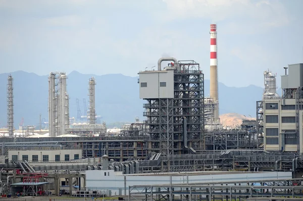 Industriellt landskap med skorstenar tank — Stockfoto