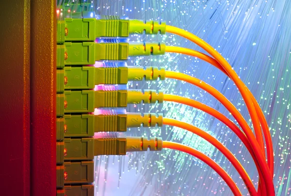 Transferencia de datos por tecnología de la información de fibra óptica . — Foto de Stock