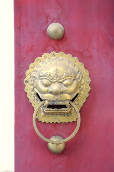 Traditional chinese temple with guardian door knockers — Stock Photo, Image