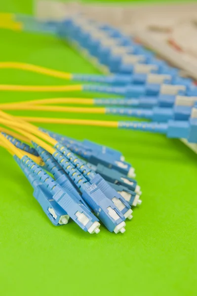 光纤网络电缆贴片和交换器 — 图库照片