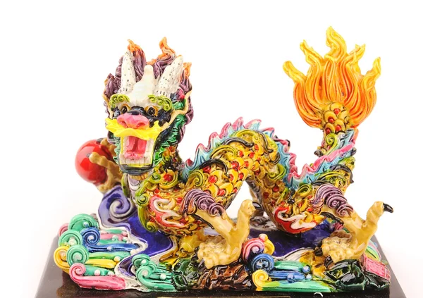 Beyaz arka plan üzerinde renkli bir Çinli ejderha heykeli — Stok fotoğraf