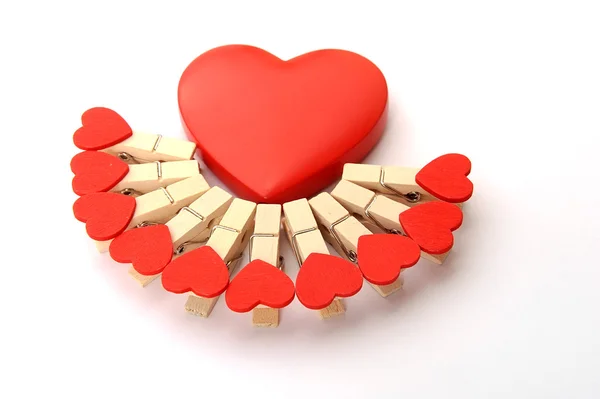 Kolíčky na prádlo se srdcem izolovaných na bílém pozadí — Stock fotografie