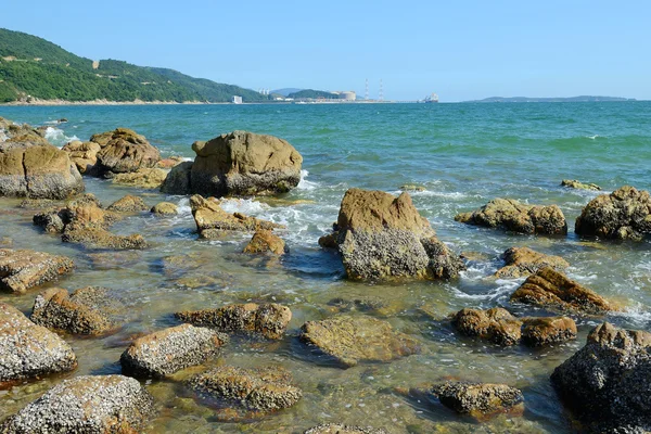 Meer und Felsen ist eine wunderschöne Küste — Stockfoto