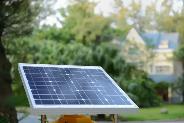 農村住居の太陽電池パネル — ストック写真