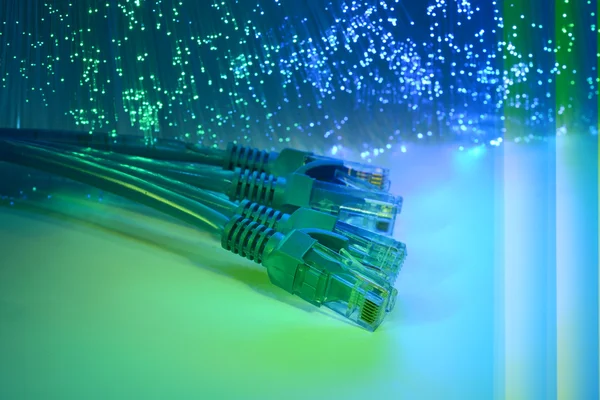 Câble réseau gros plan avec fond de fibre optique — Photo
