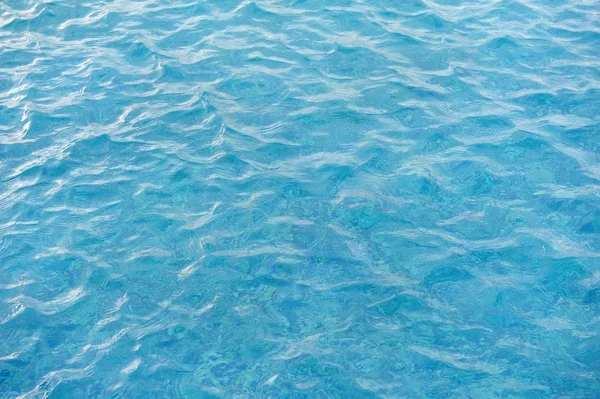 Refrescante agua de la piscina azul — Foto de Stock