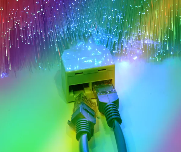 Netzwerkkabel und Hub-Nahaufnahme mit Glasfaser-Hintergrund — Stockfoto