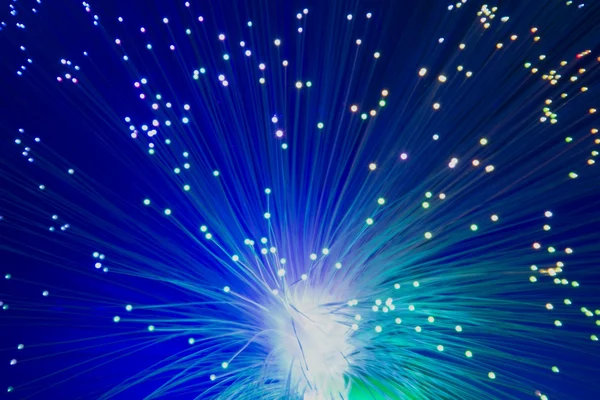 Câble de fibre servir avec le style de la technologie sur fond de fibre optique — Photo