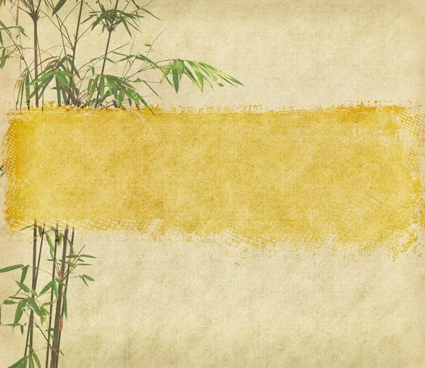 アンティークのひびの入った紙のテクスチャの上に竹、梅咲く — ストック写真