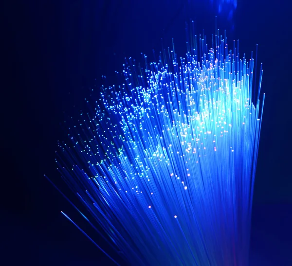 Fiberkabel servera med teknik stil mot fiber optic bakgrund — Stockfoto