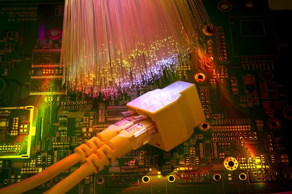 Ağ kabloları ve hub closeup fiber optik arka plan
