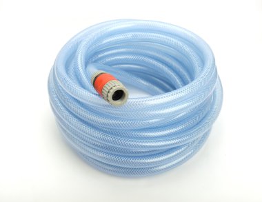 beyaz zemin üzerine bahçe hortumu