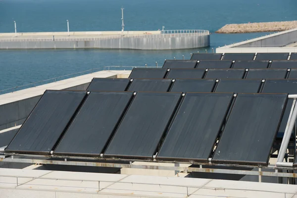 Solaranlage zur Warmwasserbereitung auf einem Hausdach — Stockfoto