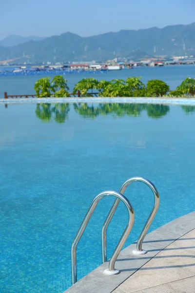 Piscina en la costa — Foto de Stock