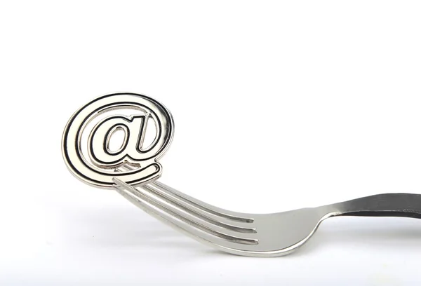 Σύμβολο ηλεκτρονικού ταχυδρομείου σχετικά με ένα πιρούνι που απομονώνονται σε λευκό φόντο — Stock fotografie