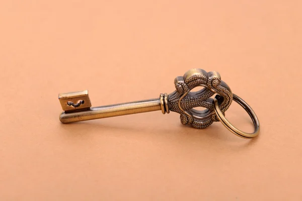 Антикварные ключи на деревянном столе — стоковое фото