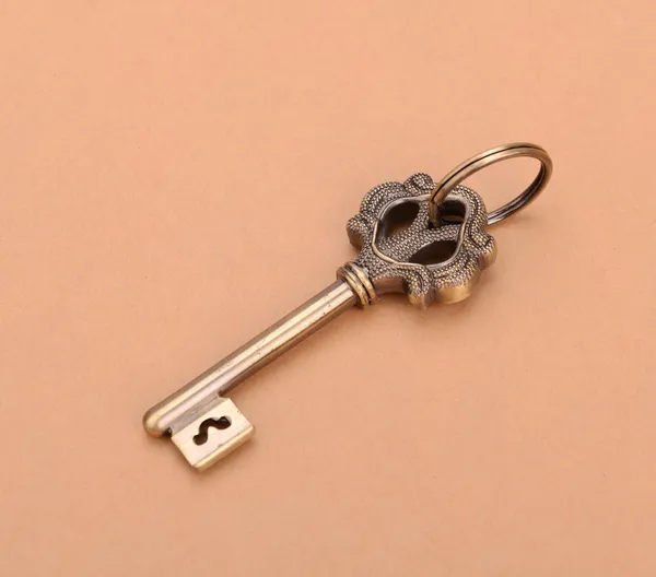 Antika nycklar på träbord — Stockfoto