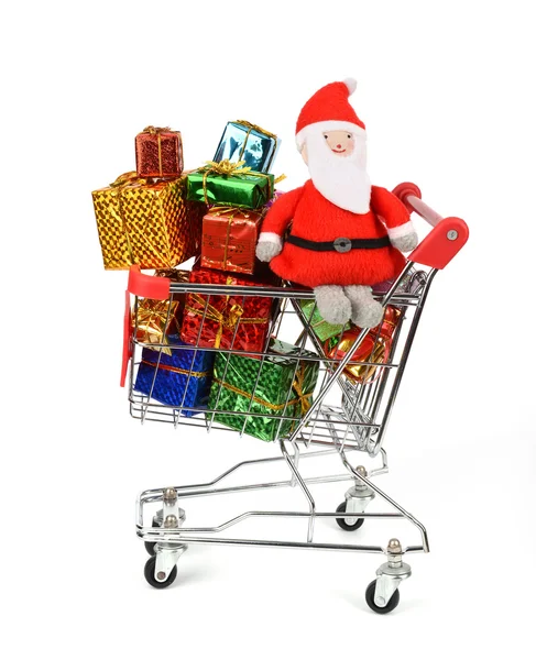 Carrinho de compras com presentes de Natal e presentes . — Fotografia de Stock