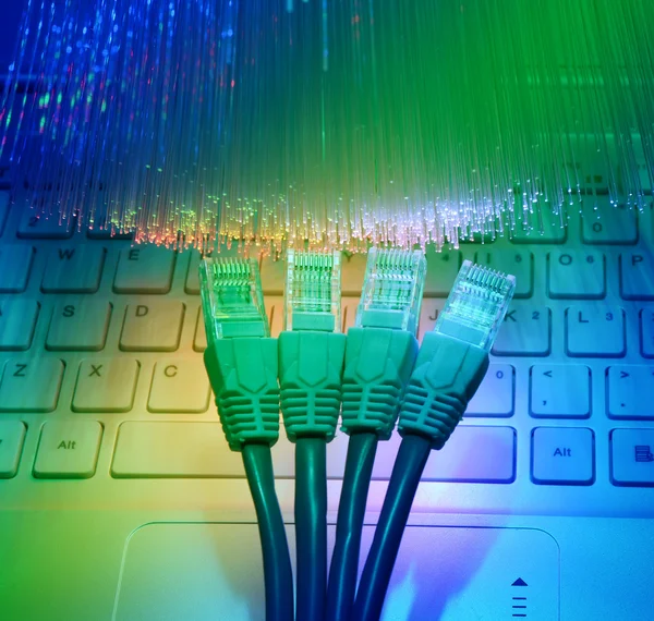 Hálózati kábel Vértes fiber optikai háttérrel — Stock Fotó