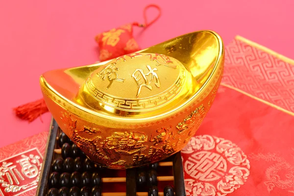 Chinese gold ingot and abacus mean symbols of wealth and prosperity. — Stock Photo, Image