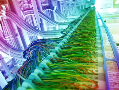 Fiber optik ağ kabloları yama paneli ve geçiş