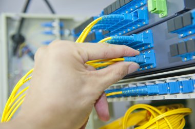 Fiber optik ağ kabloları yama paneli ve geçiş
