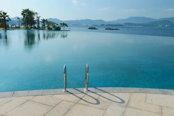 Piscina sulla costa — Foto Stock