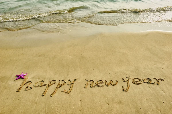 Frohes neues Jahr in den Sand geschrieben — Stockfoto