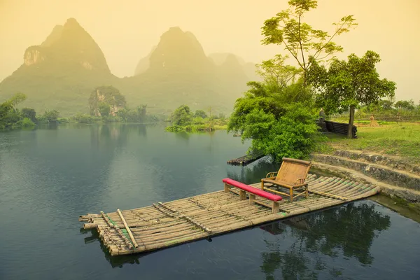 Rafting de bambú en el río, Yangshou, China —  Fotos de Stock