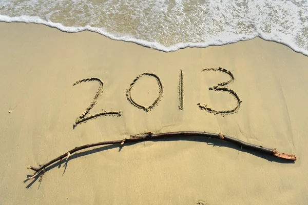 Fundo de ano novo com "2013" desenhado na areia — Fotografia de Stock