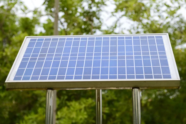 Painéis solares no telhado — Fotografia de Stock