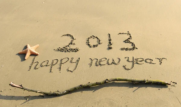Nouvel an fond avec "2013" dessiné dans le sable — Photo