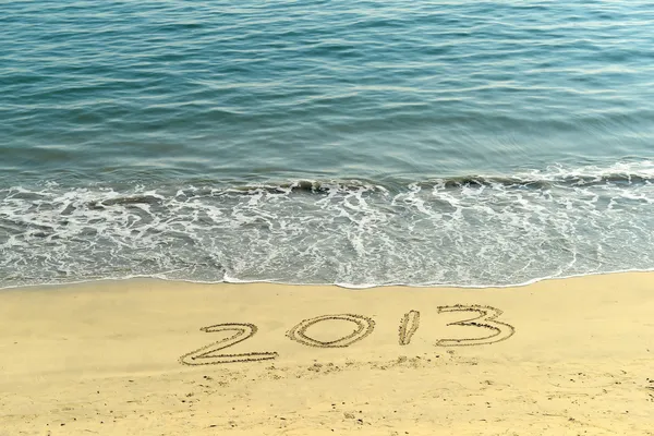 Nieuwjaar achtergrond met "2013" in het zand getrokken — Stockfoto