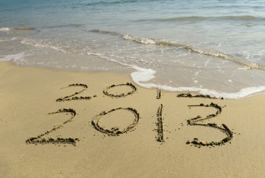 2012 ve 2013 kum plaj üzerine yazılmış