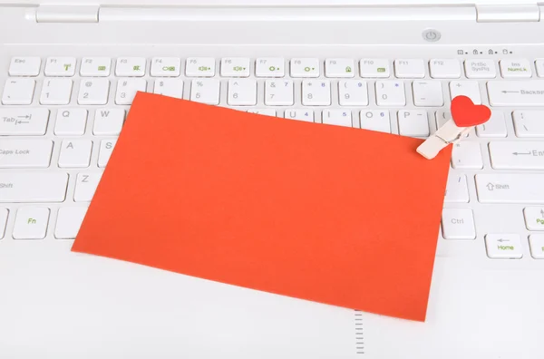 Pequeños corazones rojos y nota adhesiva en el teclado del ordenador portátil — Foto de Stock