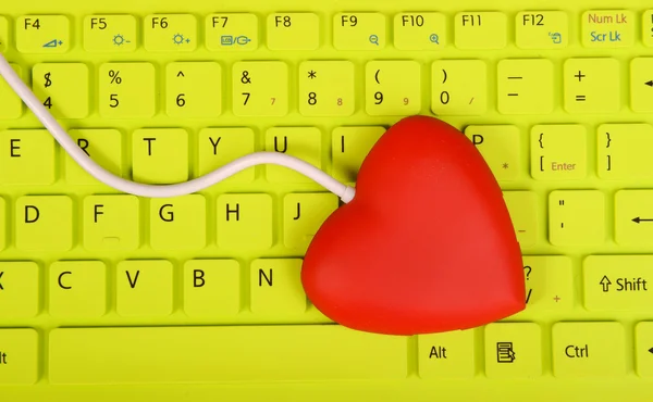 Κόκκινη καρδιά σχήμα διανομέα usb σύνδεση με laptop — Φωτογραφία Αρχείου