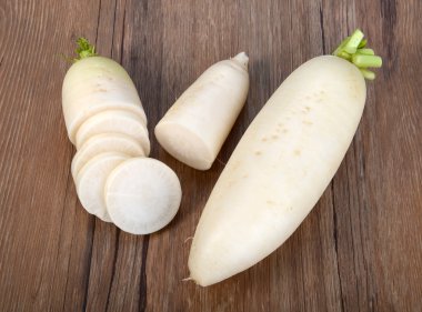 daikon turpları beyaz arkaplanda izole edilmiş