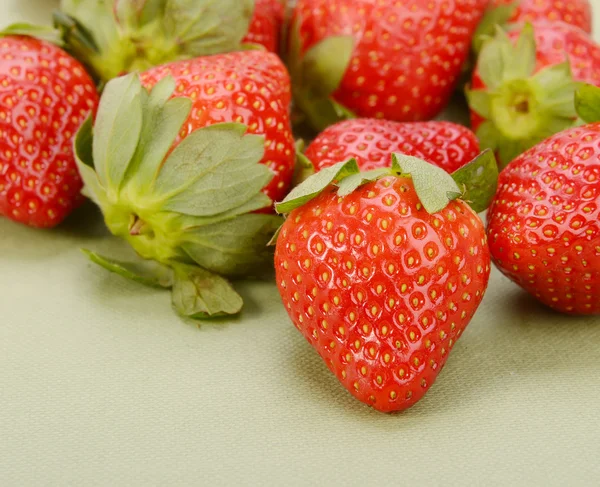 Fresas en lazo blanco — Foto de Stock