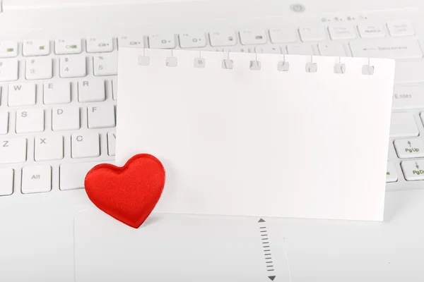 Pequenos corações vermelhos e nota pegajosa no teclado Laptop — Fotografia de Stock
