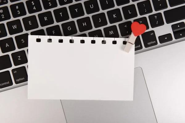 小さな赤いハートとノート パソコンのキーボード上に付箋 — ストック写真