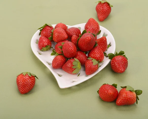 Fraises dans un bol blanc — Photo