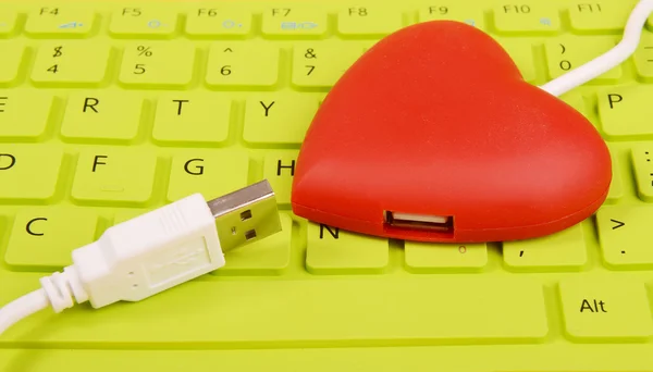 Piros szív és ragadós jegyzék-ra Laptop billentyűzet — Stock Fotó