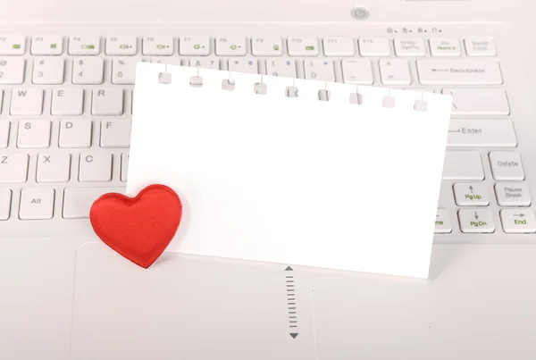 Красные сердца и липкая нота на клавиатуре ноутбука — стоковое фото