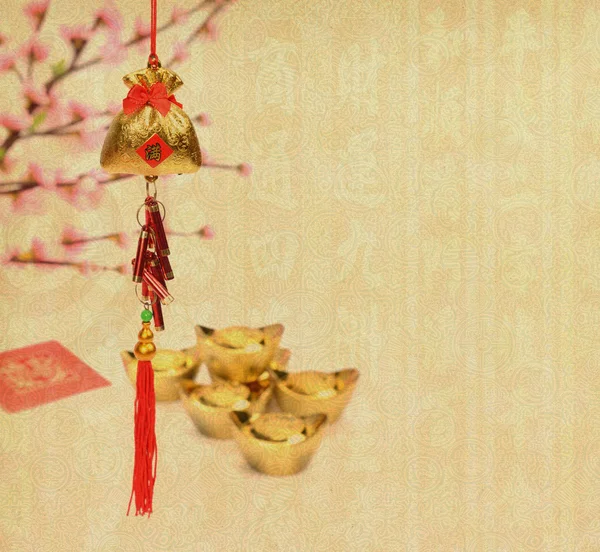 Traditional chinese knot on old paper background,Chinese New Year: The Chinese Zodiac — Stock Photo, Image