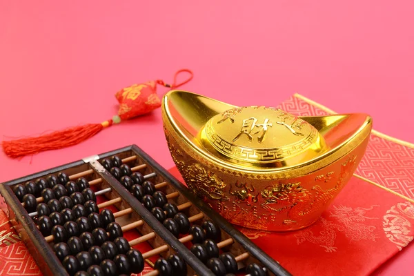 Chinese gold ingot and abacus — Stock Photo, Image